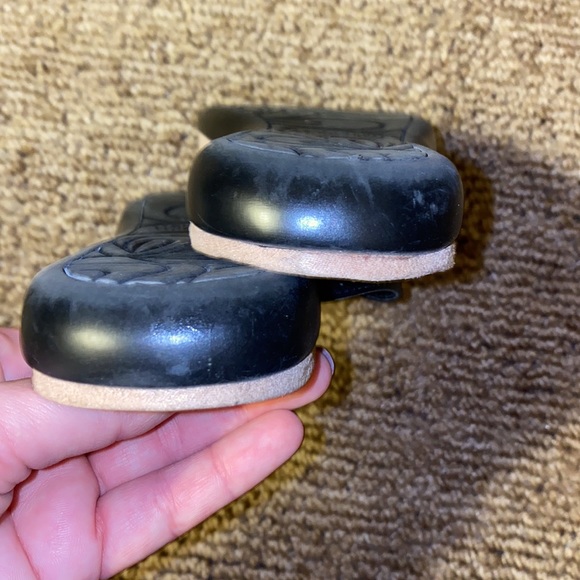 🩴Kenneth Cole Reaction flip flops with genuine leather strap and belt accent - Picture 5 of 6